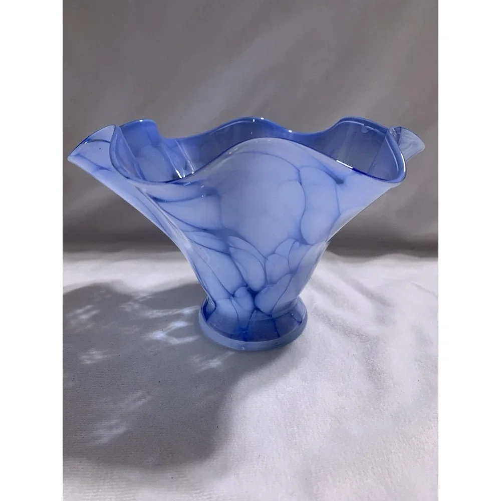 BLUE & WHITE ART GLASS SWIRL RUFFLED HANDKERCHIEF VASE VINTAGE - Picture 2 of 6